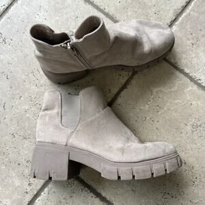 MADDEN NYC Woman’s Lug Sole Chelsea Booties Boots Tan sz 8